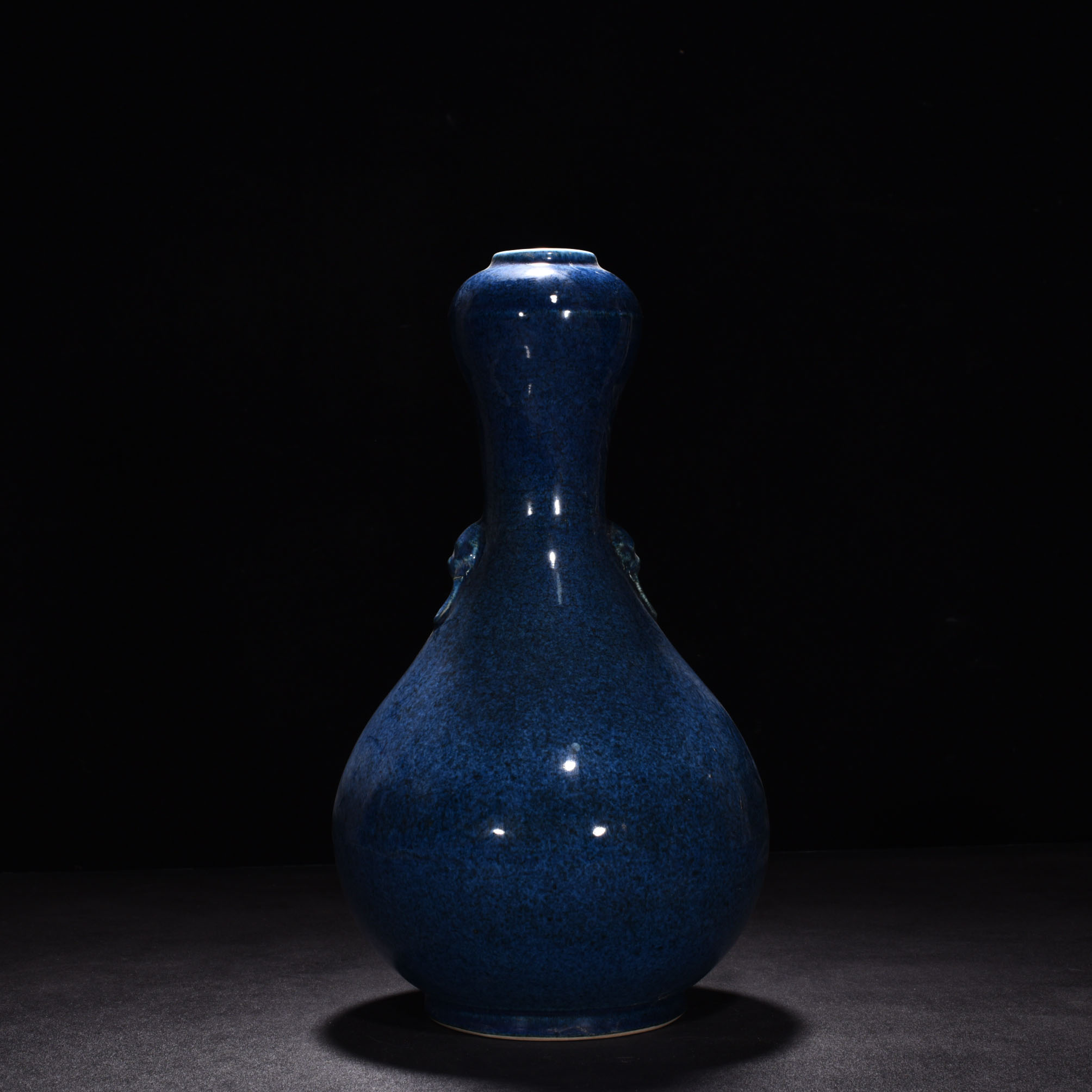 Ming Dynasty Xuande blue glazed garlic ears bottle