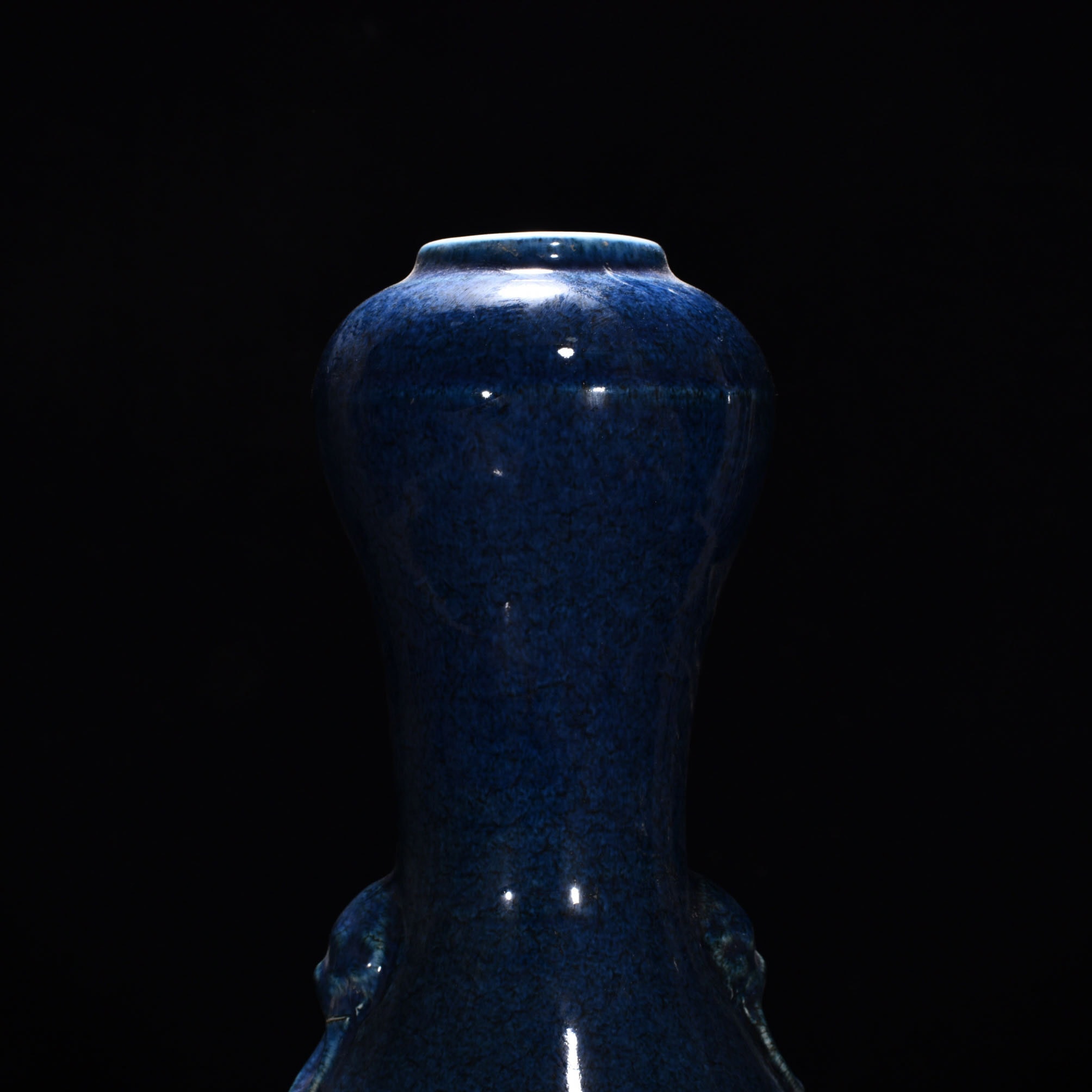 Ming Dynasty Xuande blue glazed garlic ears bottle