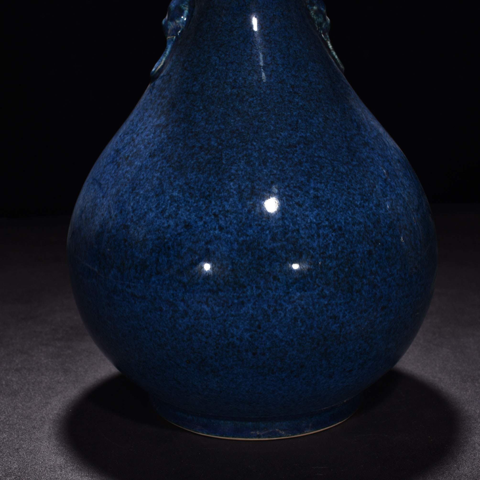 Ming Dynasty Xuande blue glazed garlic ears bottle
