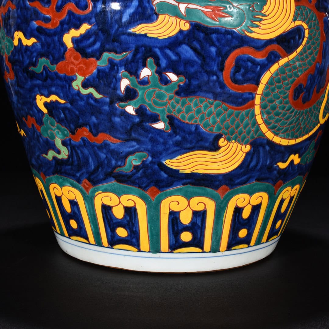 Ming Dynasty Xuande blue and white dragon pattern jar