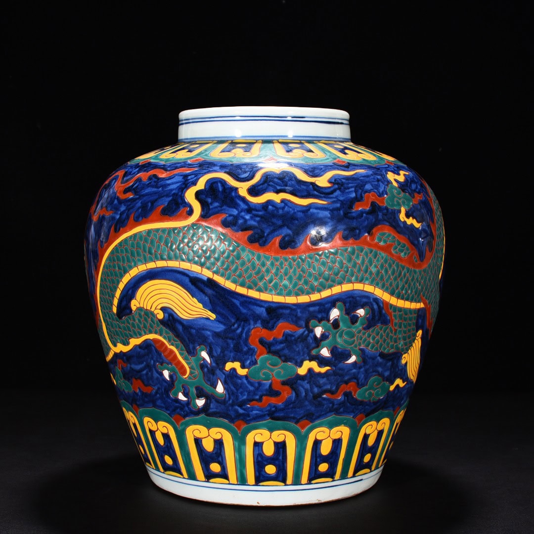 Ming Dynasty Xuande blue and white dragon pattern jar