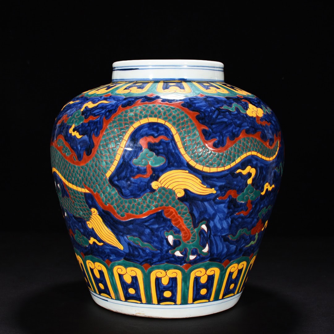 Ming Dynasty Xuande blue and white dragon pattern jar