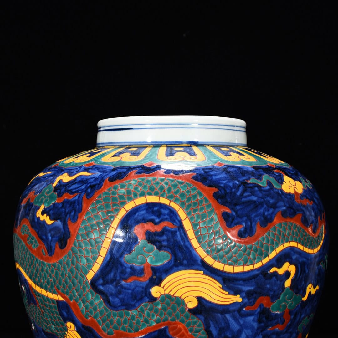 Ming Dynasty Xuande blue and white dragon pattern jar