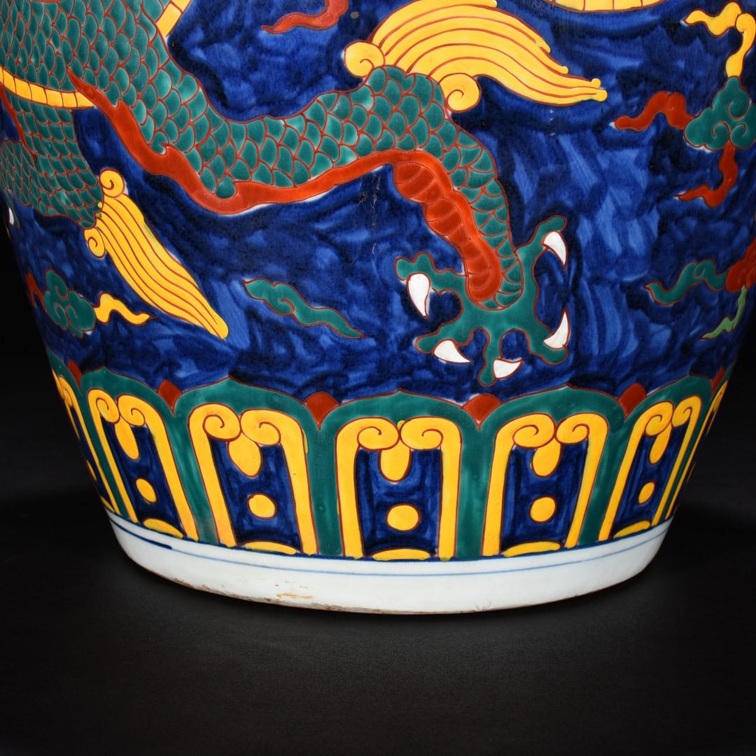 Ming Dynasty Xuande blue and white dragon pattern jar