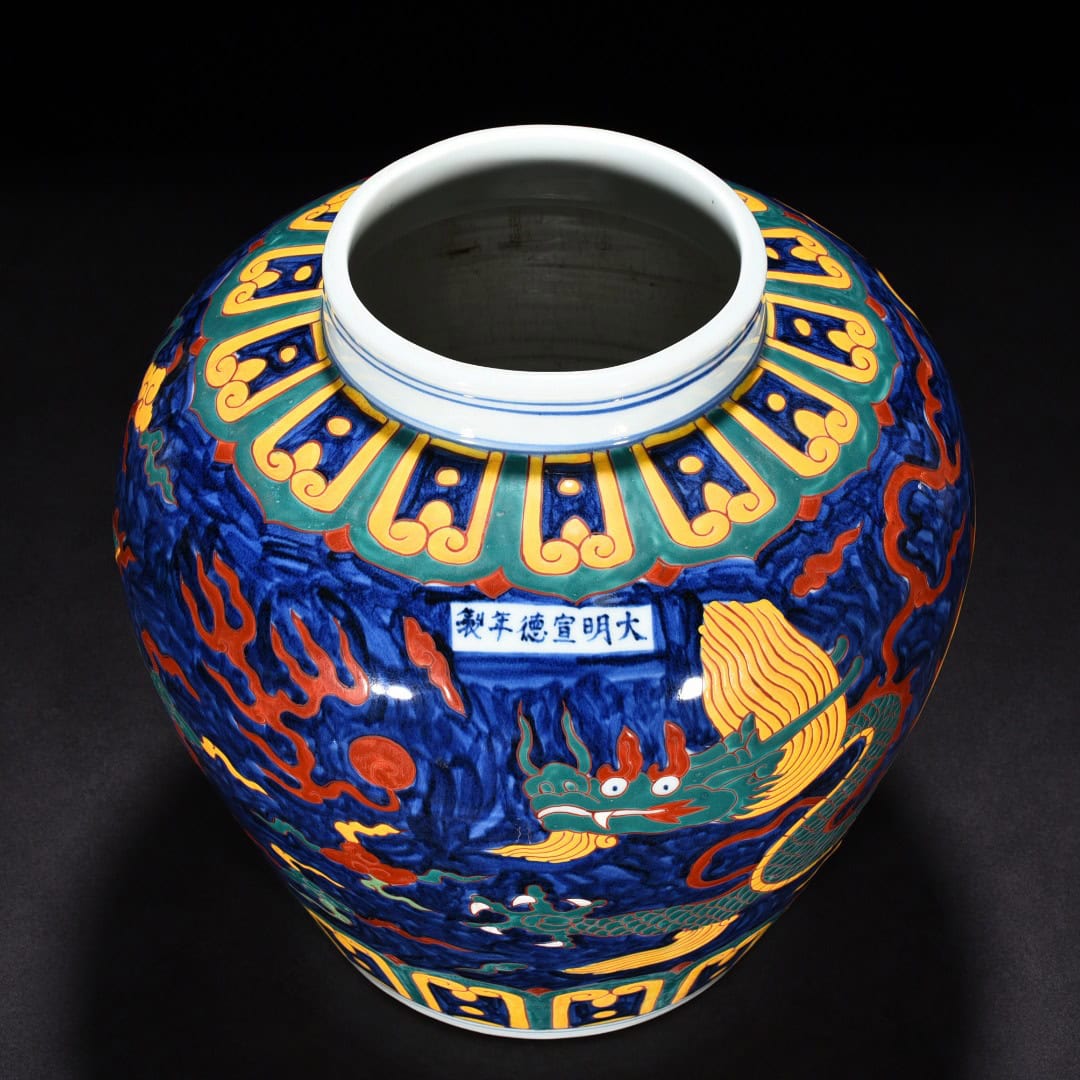 Ming Dynasty Xuande blue and white dragon pattern jar