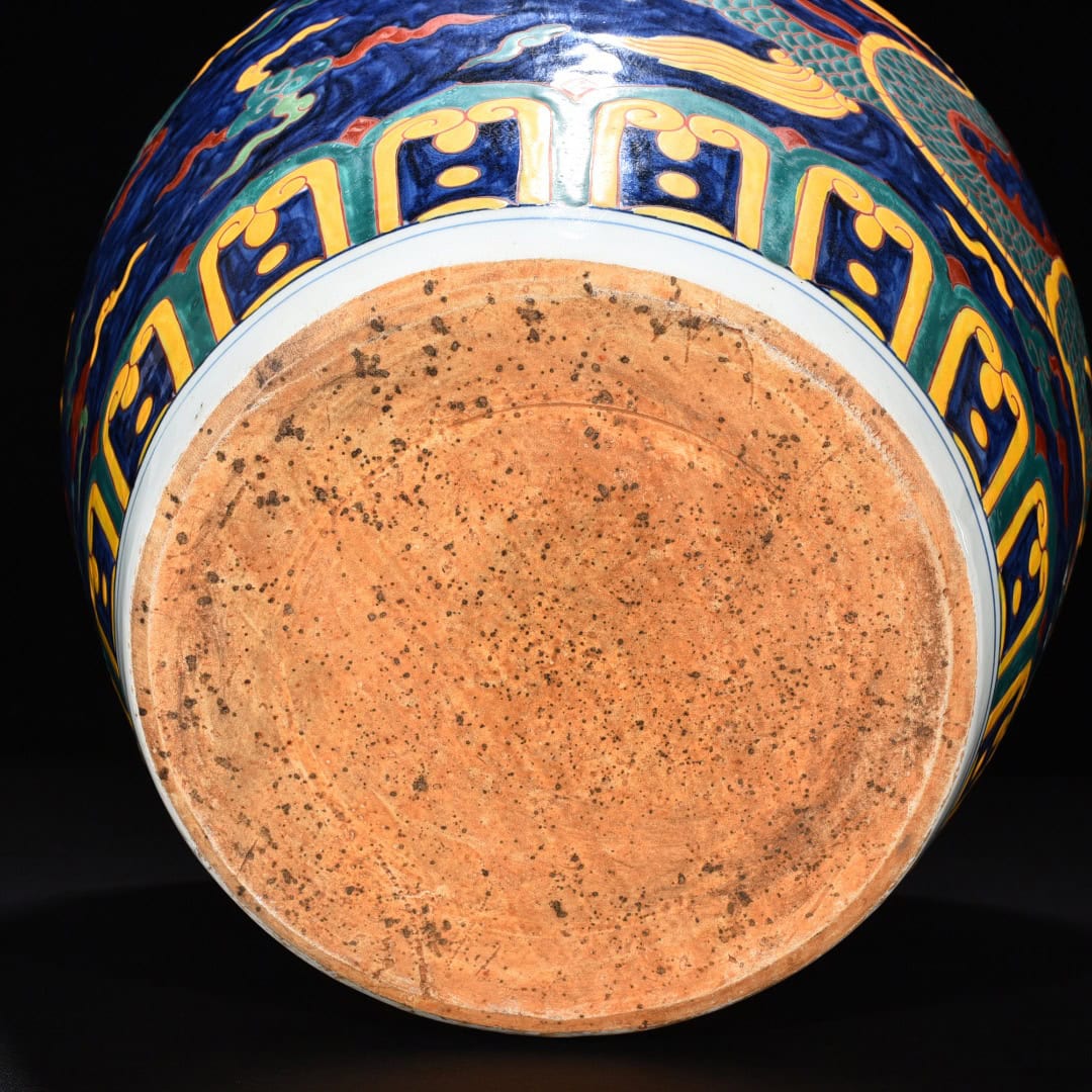 Ming Dynasty Xuande blue and white dragon pattern jar