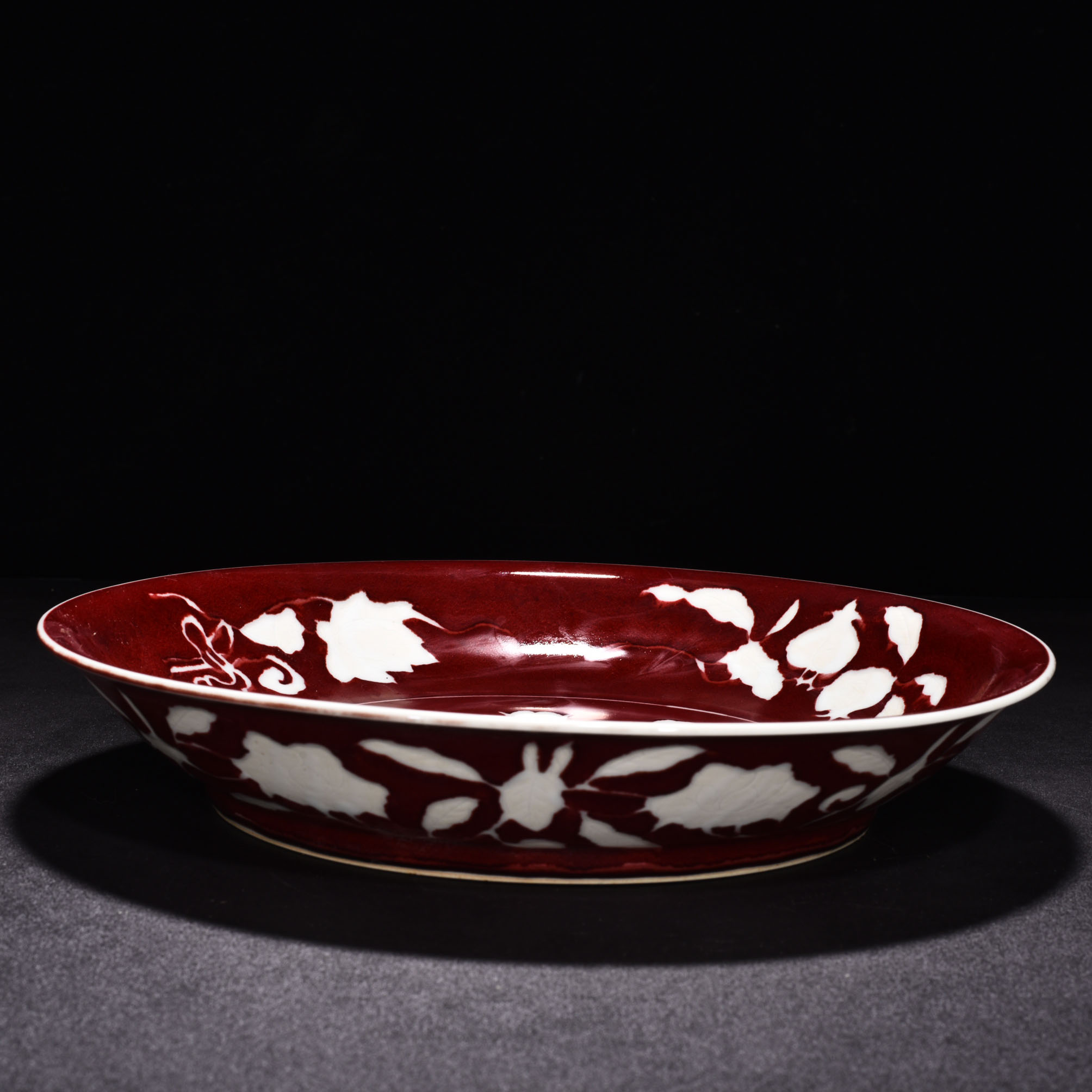 Ming Dynasty Xuande Ji red glaze white flower pattern plate