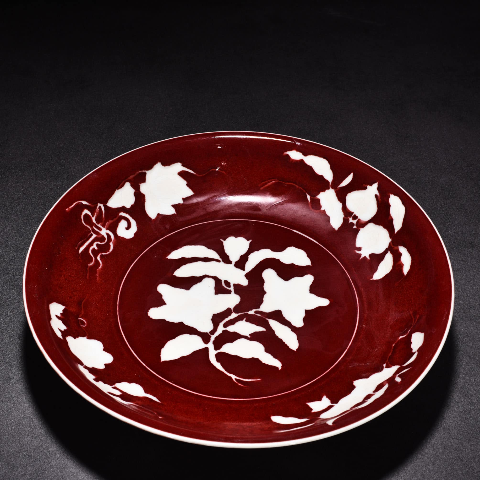 Ming Dynasty Xuande Ji red glaze white flower pattern plate