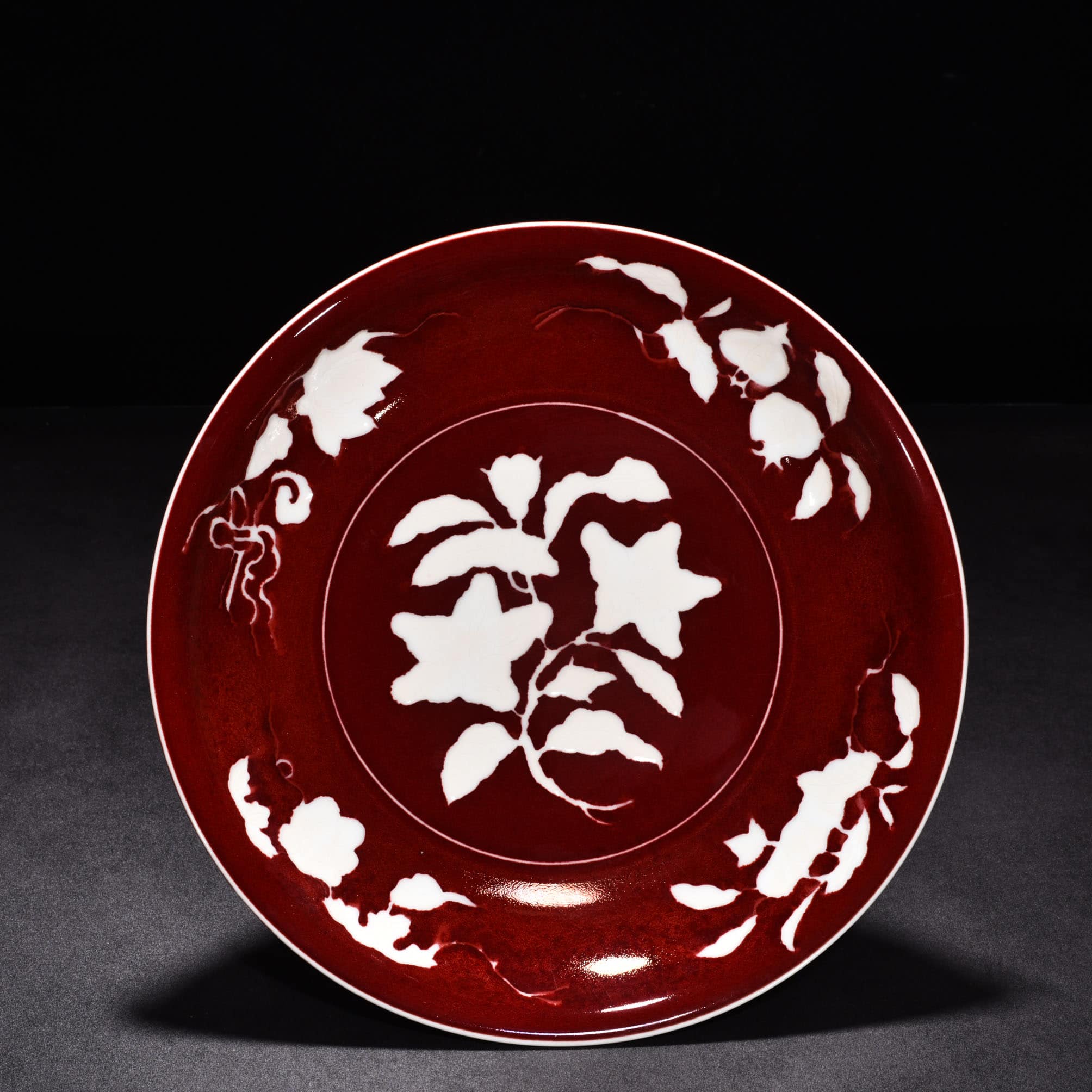 Ming Dynasty Xuande Ji red glaze white flower pattern plate