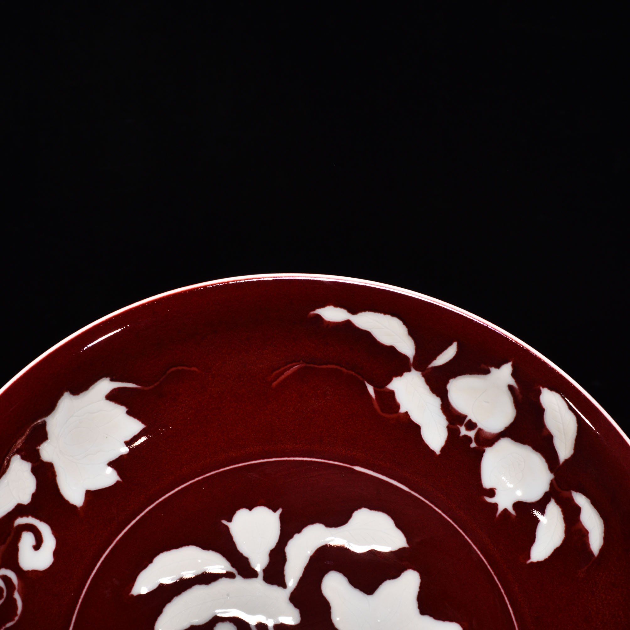 Ming Dynasty Xuande Ji red glaze white flower pattern plate