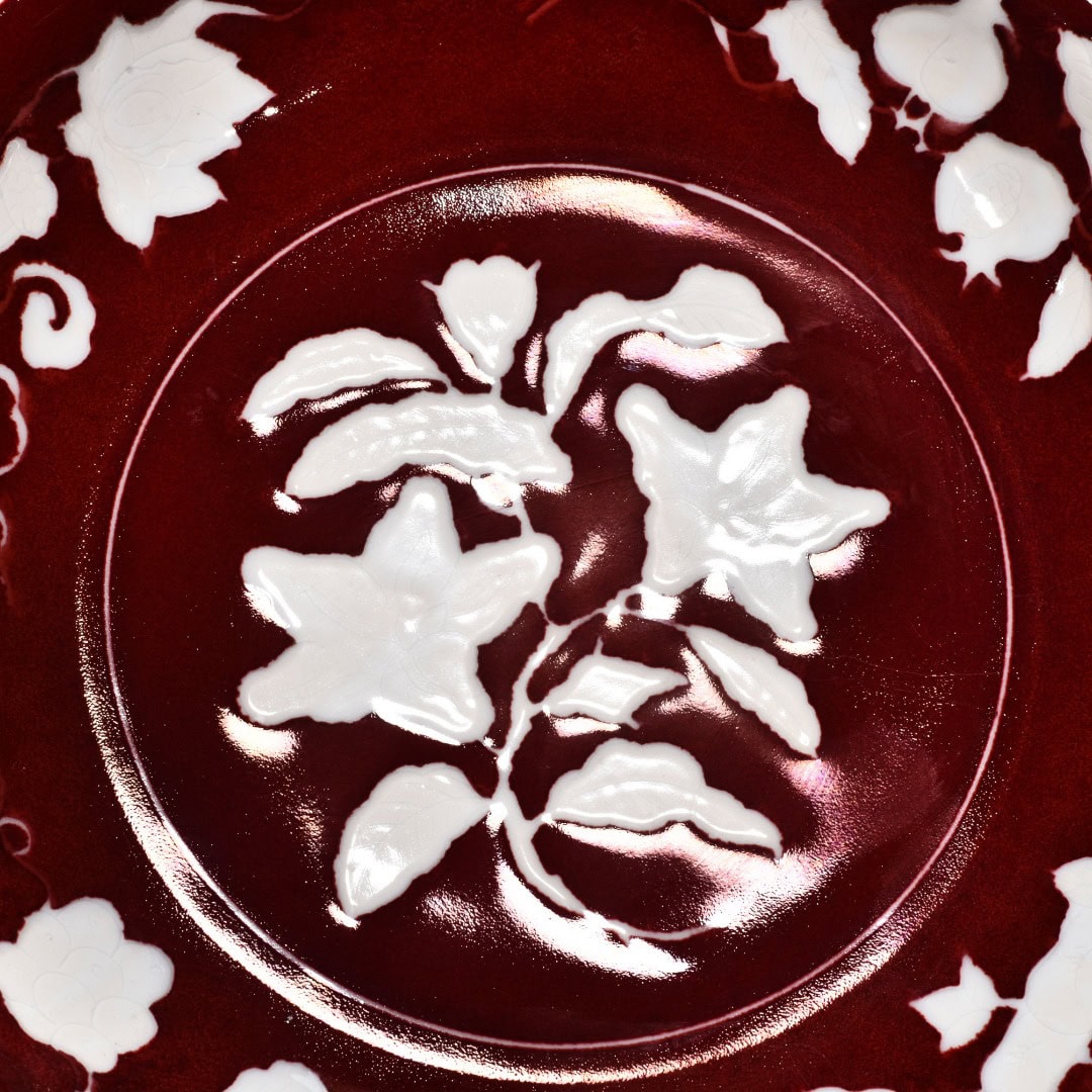 Ming Dynasty Xuande Ji red glaze white flower pattern plate