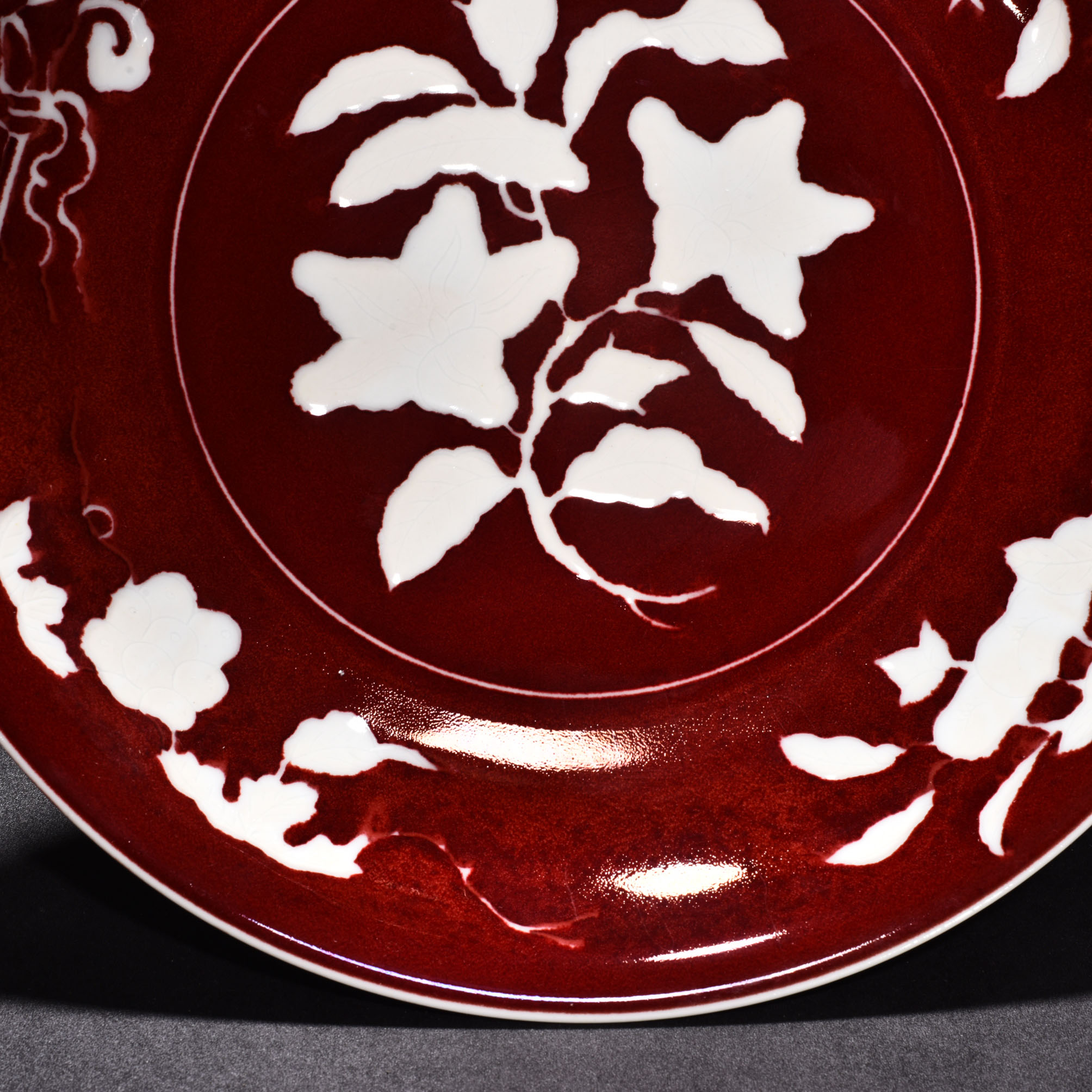 Ming Dynasty Xuande Ji red glaze white flower pattern plate
