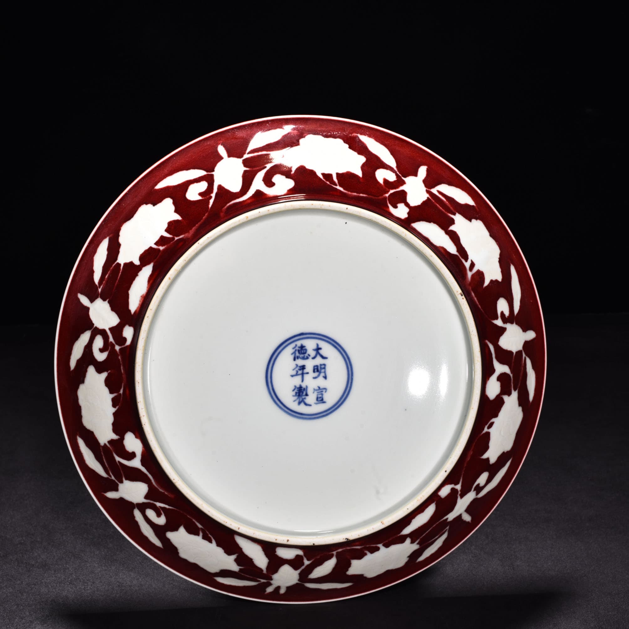 Ming Dynasty Xuande Ji red glaze white flower pattern plate