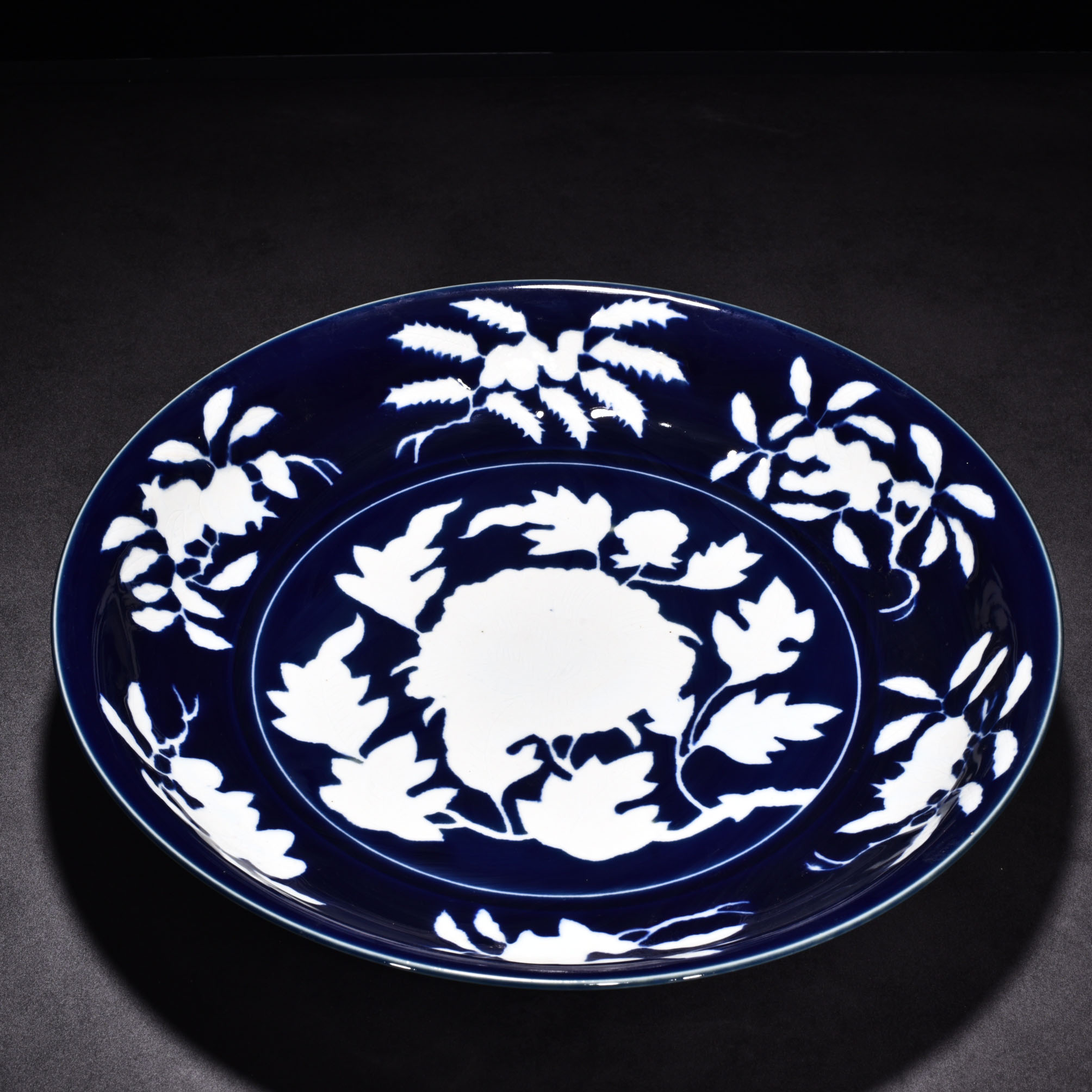 Ming Dyasty Xuande Ji blue glaze flower pattern plate