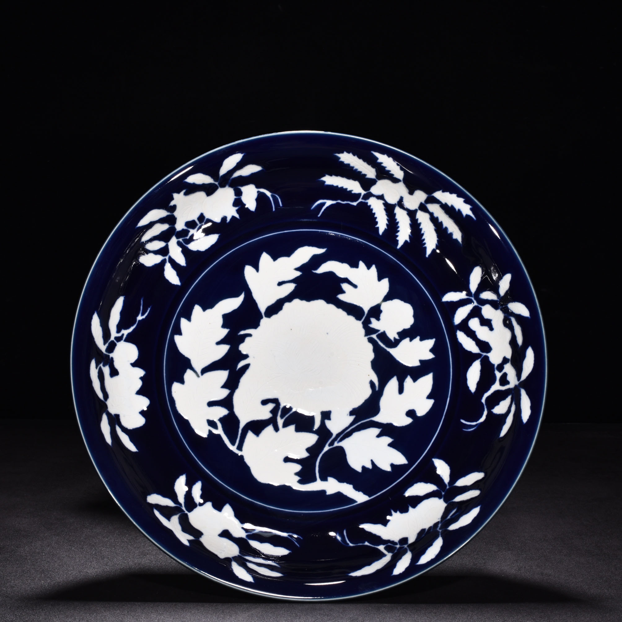 Ming Dyasty Xuande Ji blue glaze flower pattern plate