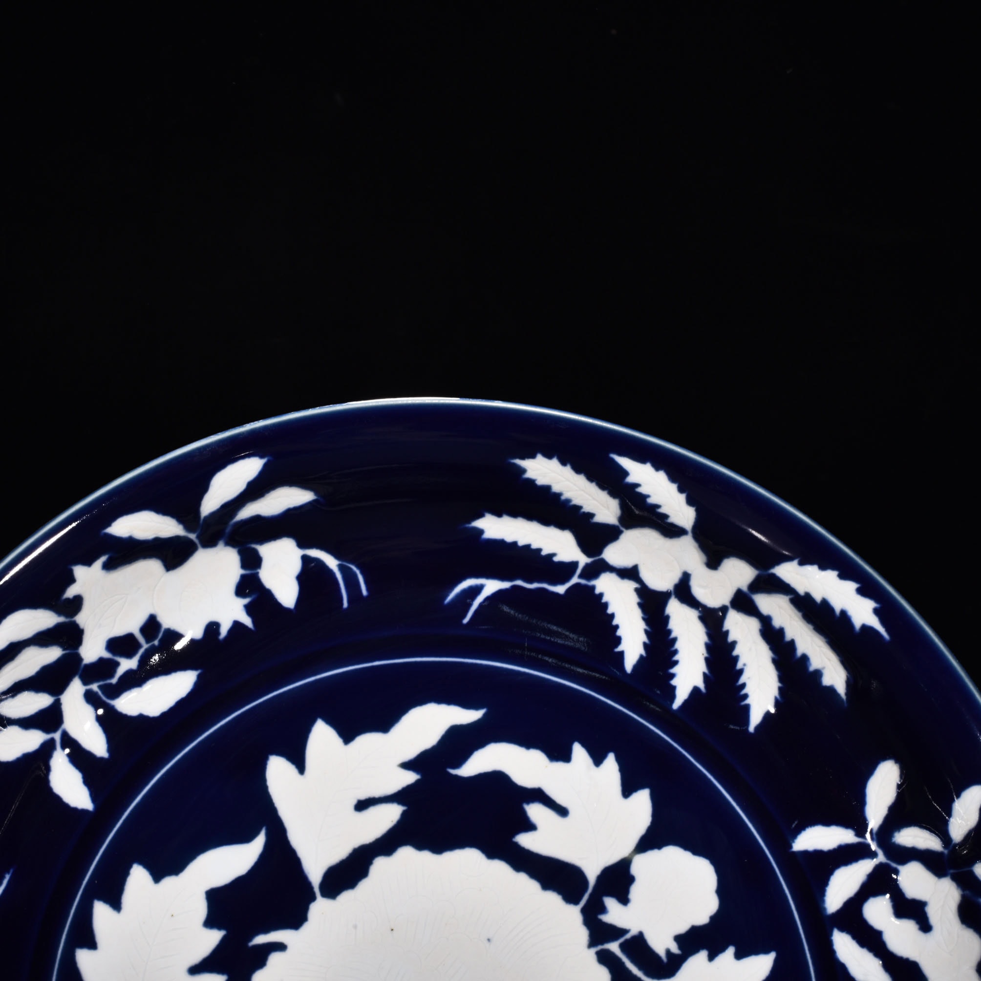Ming Dyasty Xuande Ji blue glaze flower pattern plate