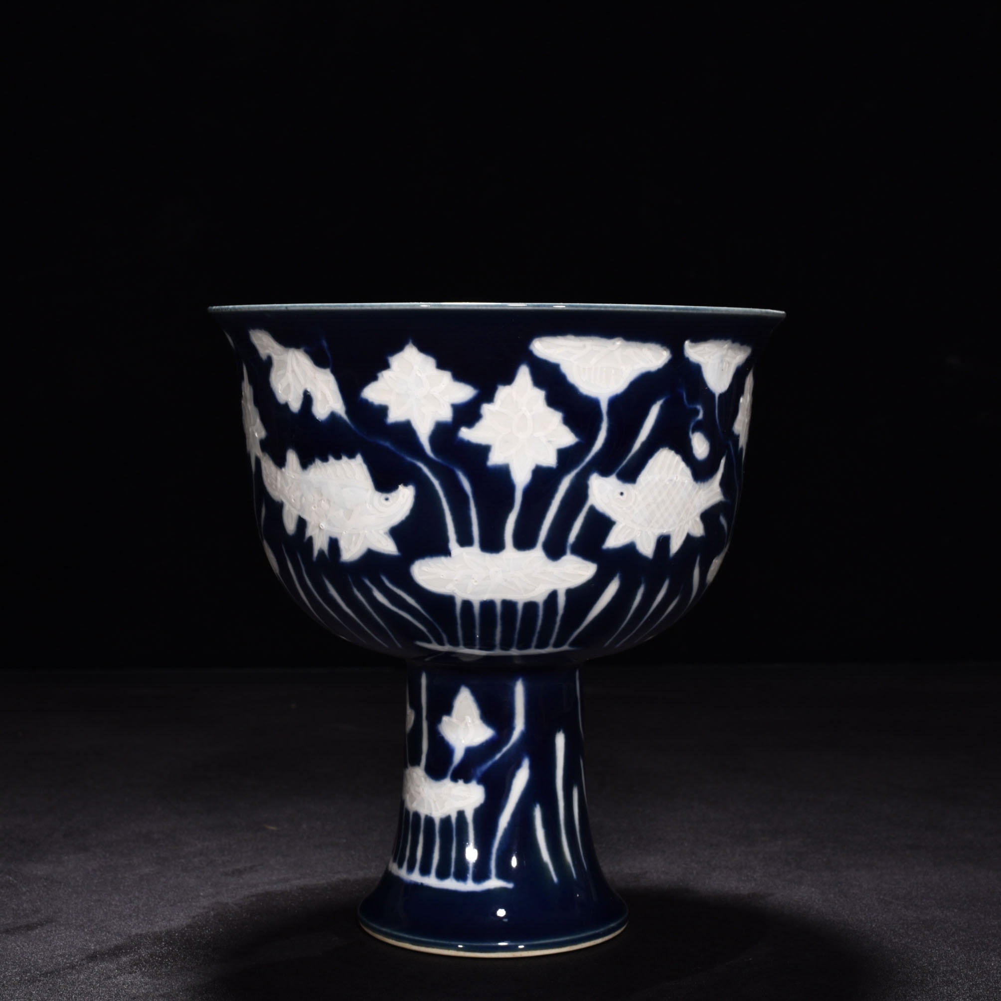 Ming Dynasty Xuande Ji blue glaze white fish and algae pattern tall bowl