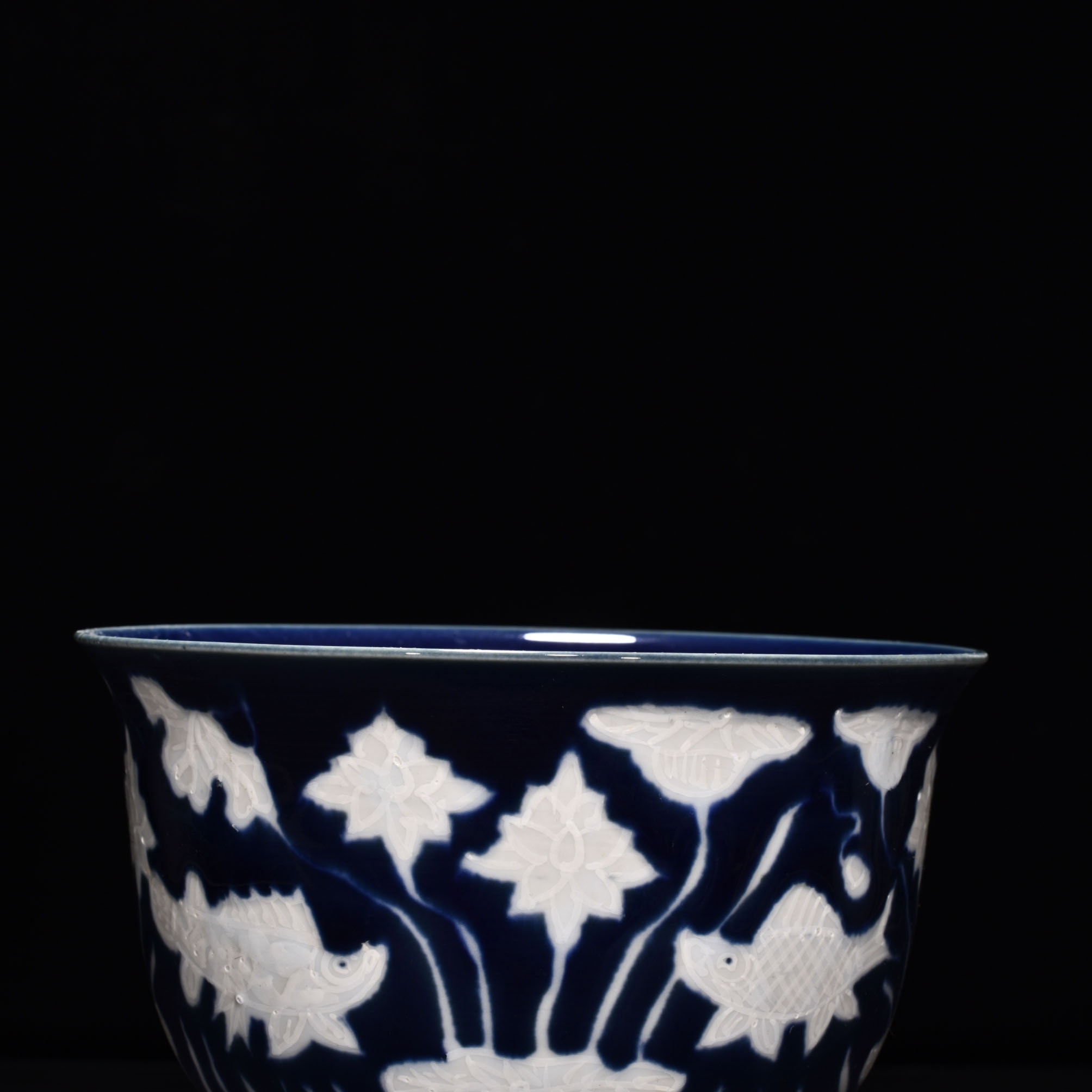 Ming Dynasty Xuande Ji blue glaze white fish and algae pattern tall bowl