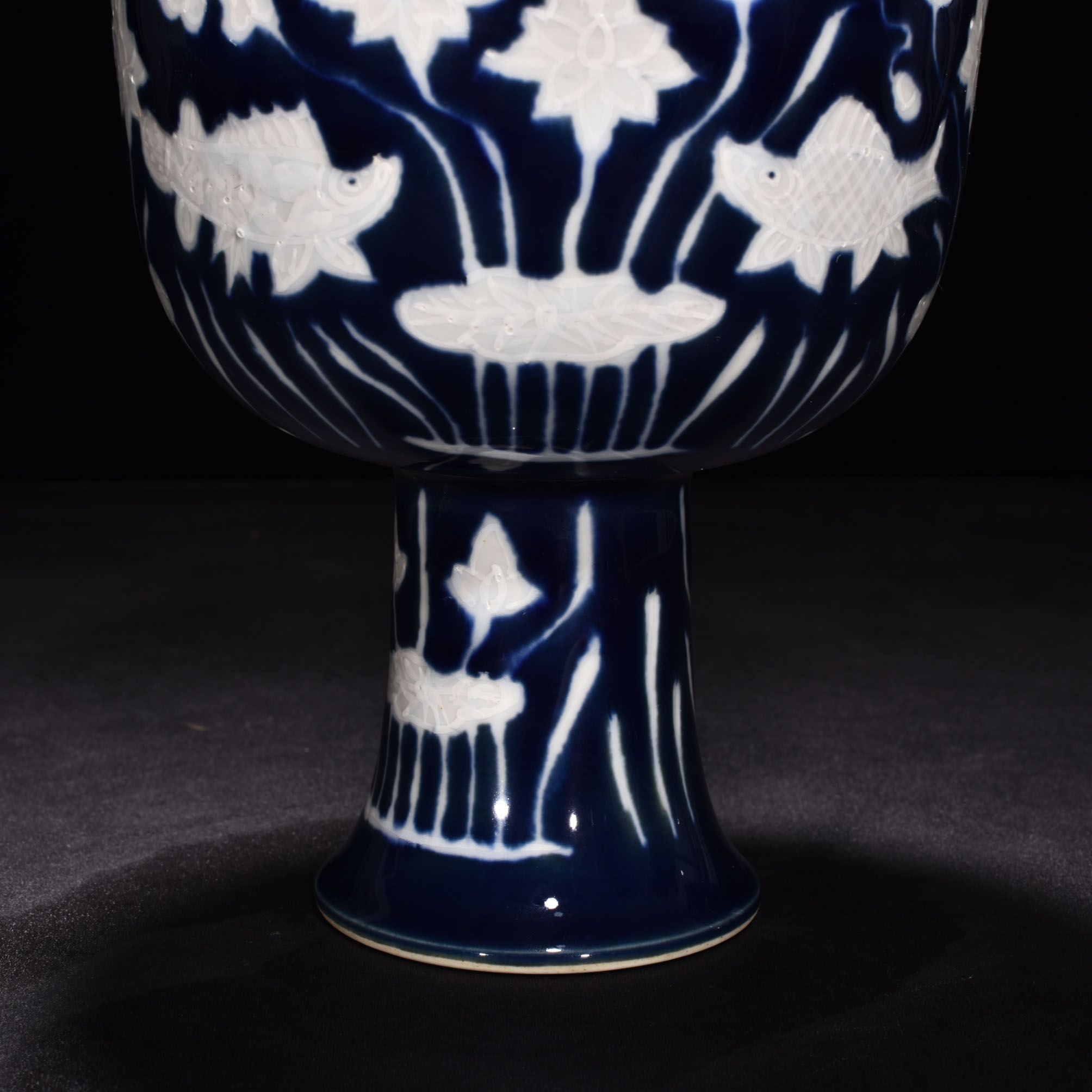 Ming Dynasty Xuande Ji blue glaze white fish and algae pattern tall bowl