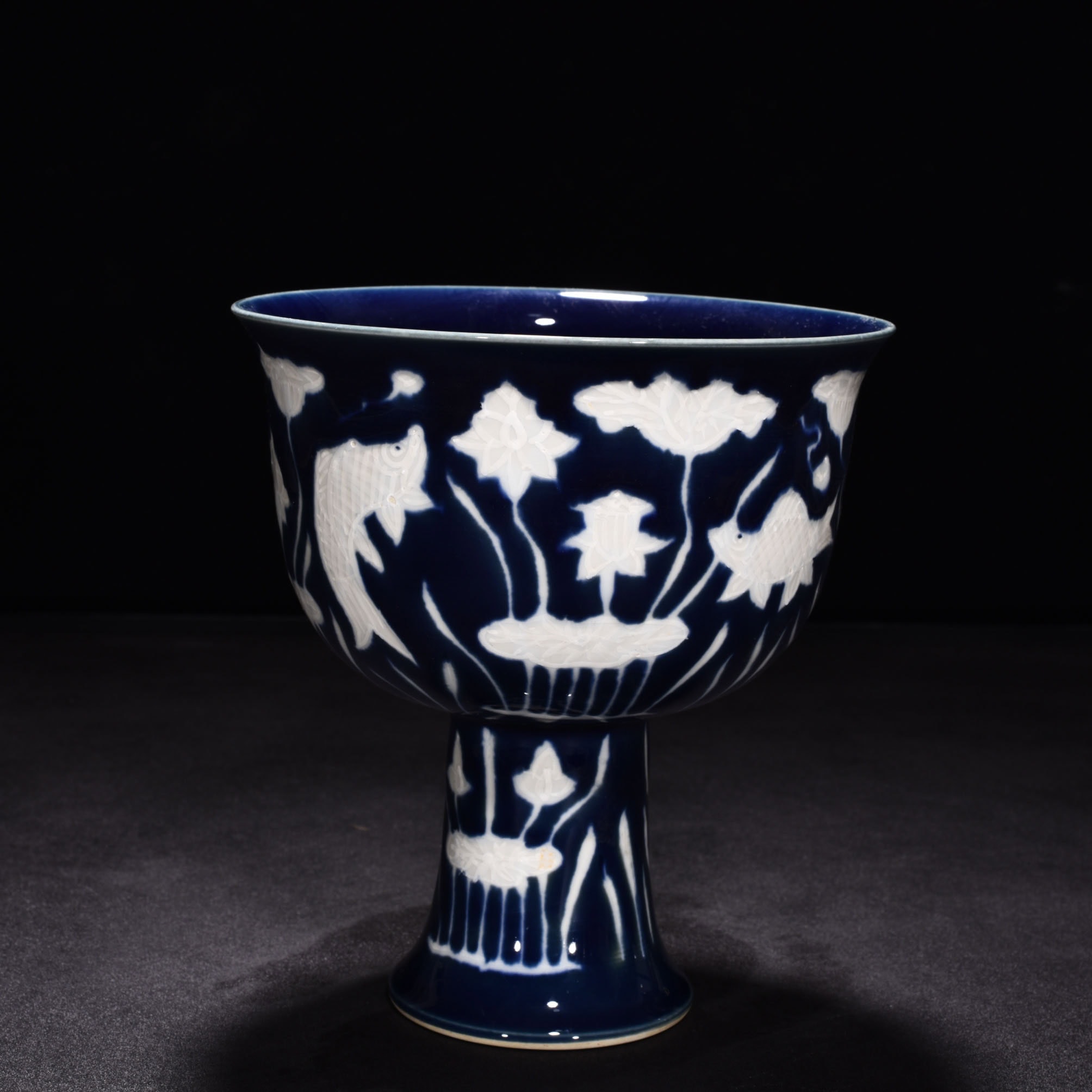 Ming Dynasty Xuande Ji blue glaze white fish and algae pattern tall bowl