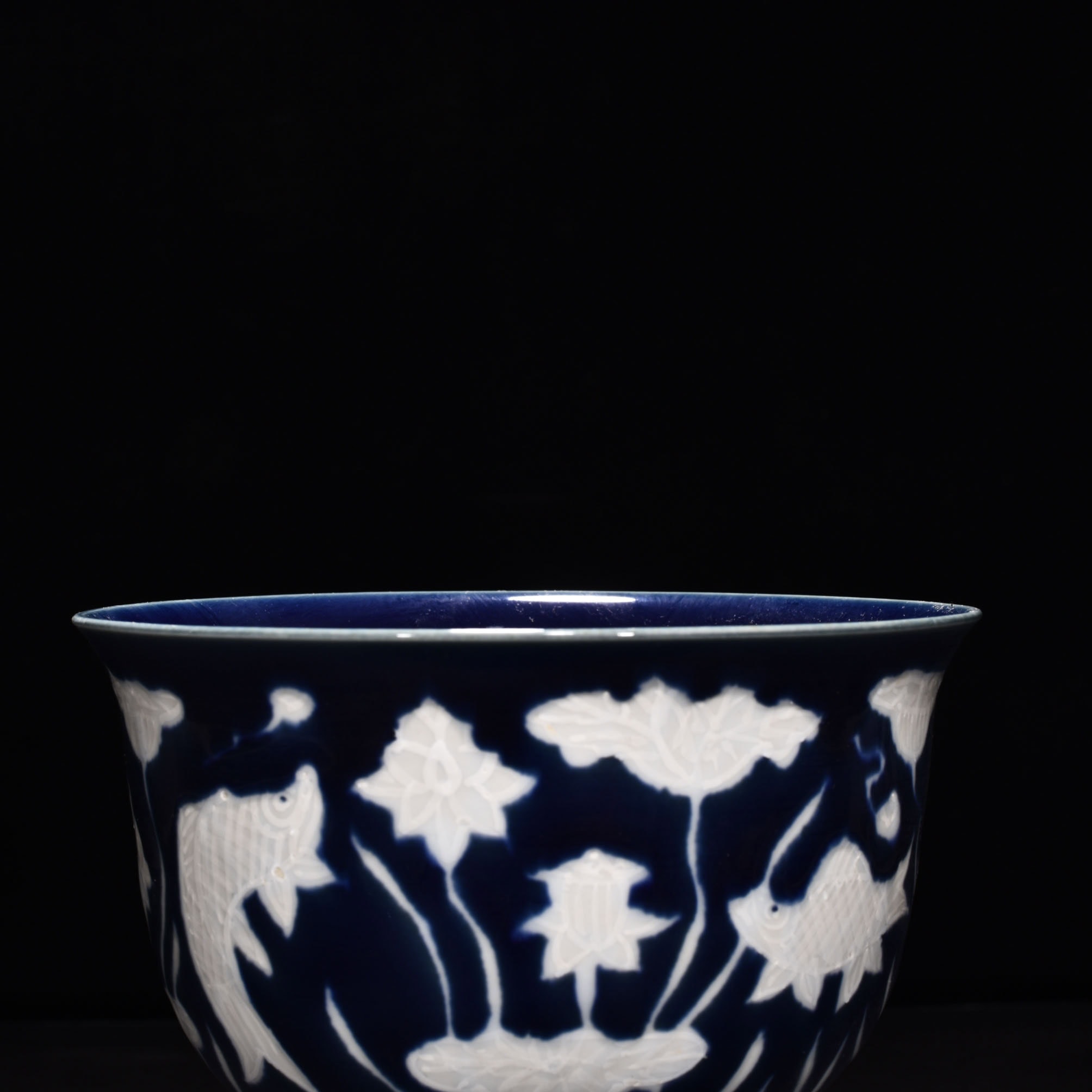 Ming Dynasty Xuande Ji blue glaze white fish and algae pattern tall bowl