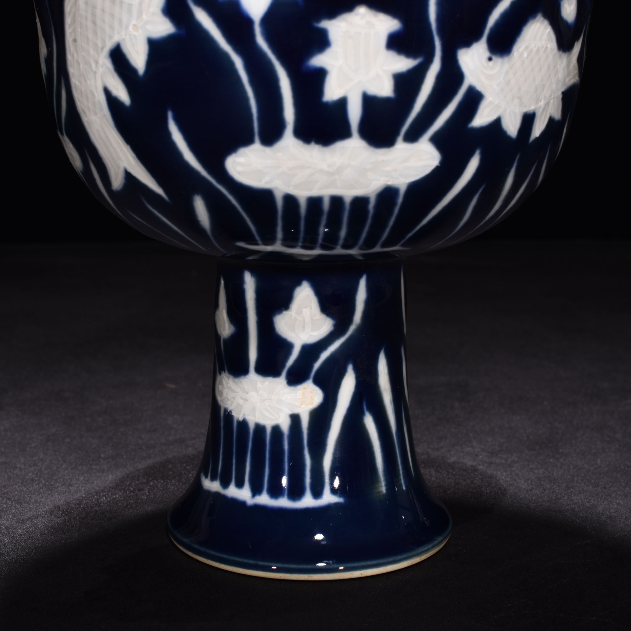 Ming Dynasty Xuande Ji blue glaze white fish and algae pattern tall bowl