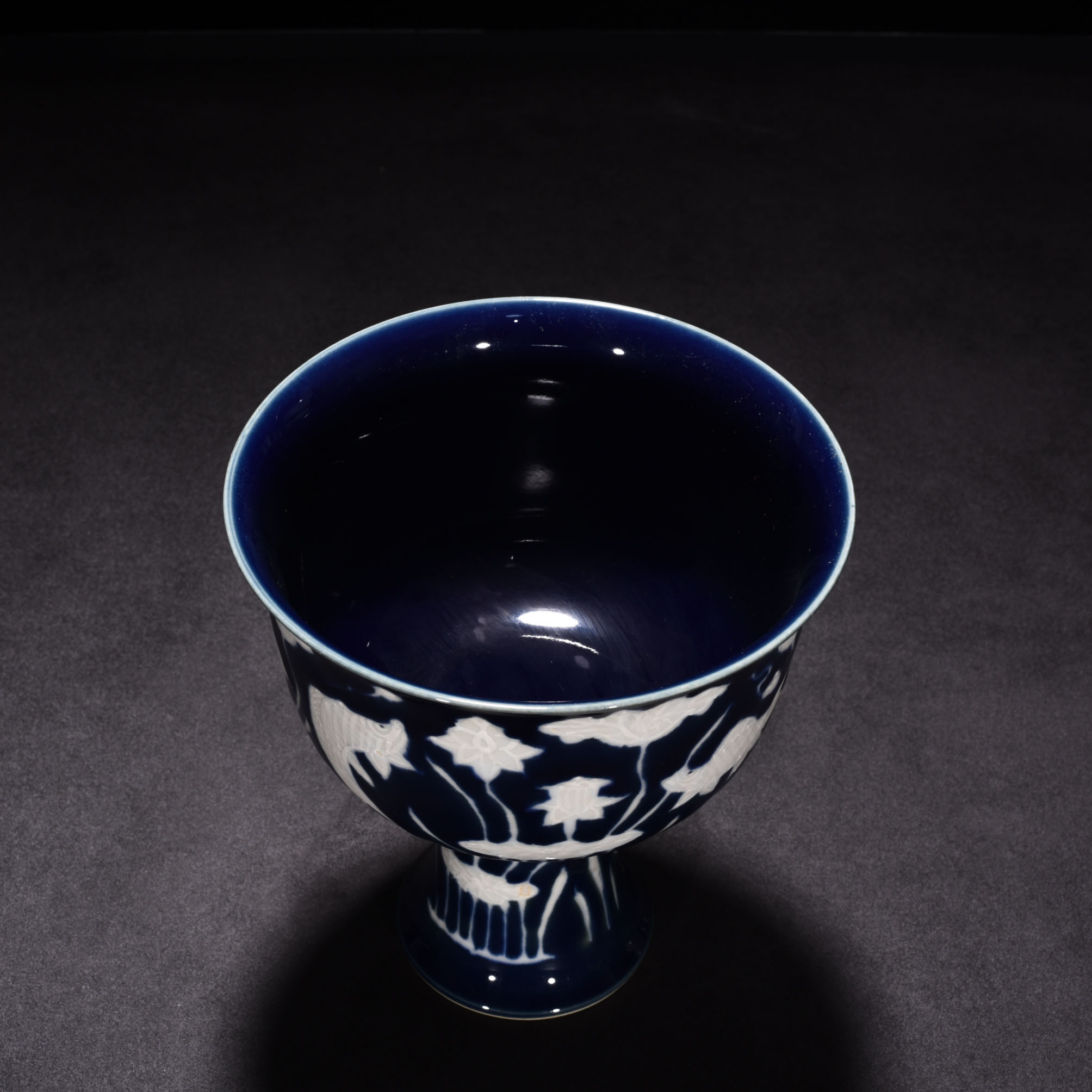 Ming Dynasty Xuande Ji blue glaze white fish and algae pattern tall bowl