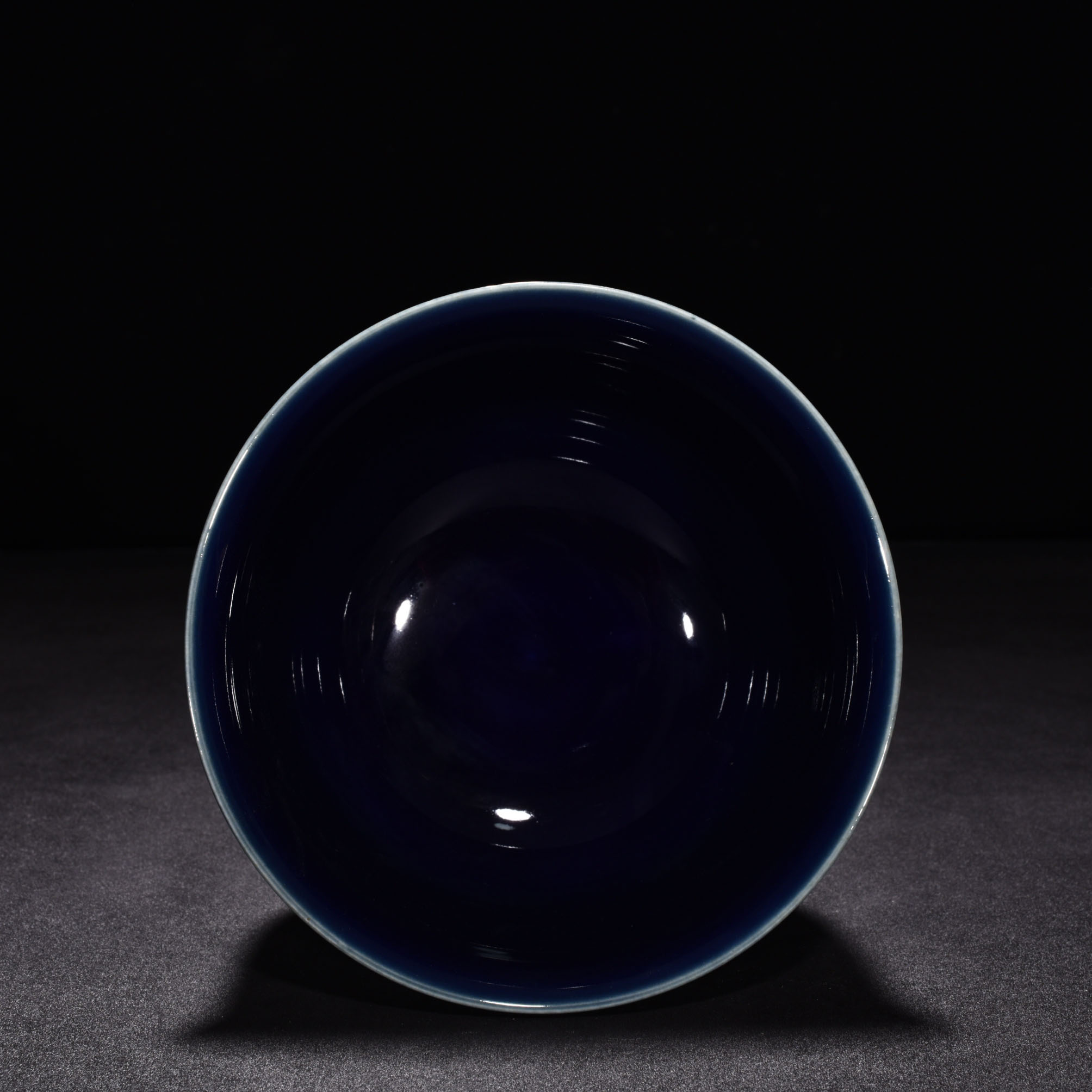 Ming Dynasty Xuande Ji blue glaze white fish and algae pattern tall bowl
