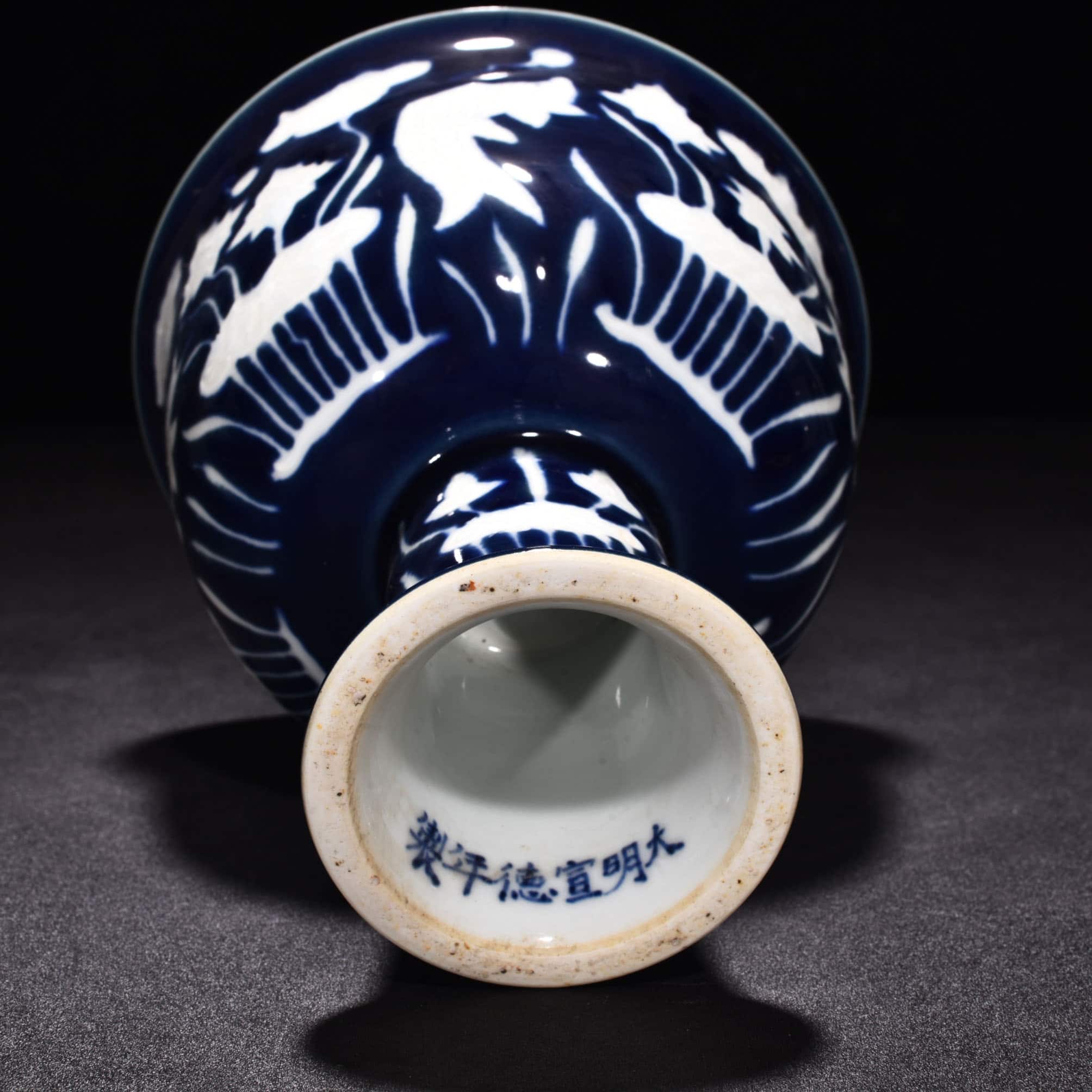 Ming Dynasty Xuande Ji blue glaze white fish and algae pattern tall bowl