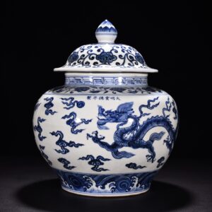 Ming Dyasty Xuande blue and white cloud and dragon pattern lid jar