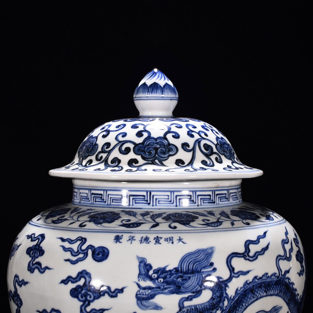 Ming Dyasty Xuande blue and white cloud and dragon pattern lid jar