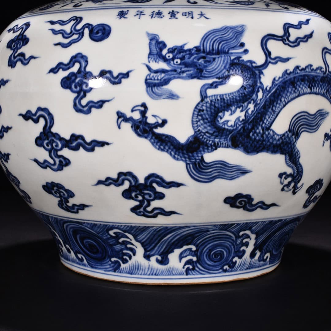 Ming Dyasty Xuande blue and white cloud and dragon pattern lid jar