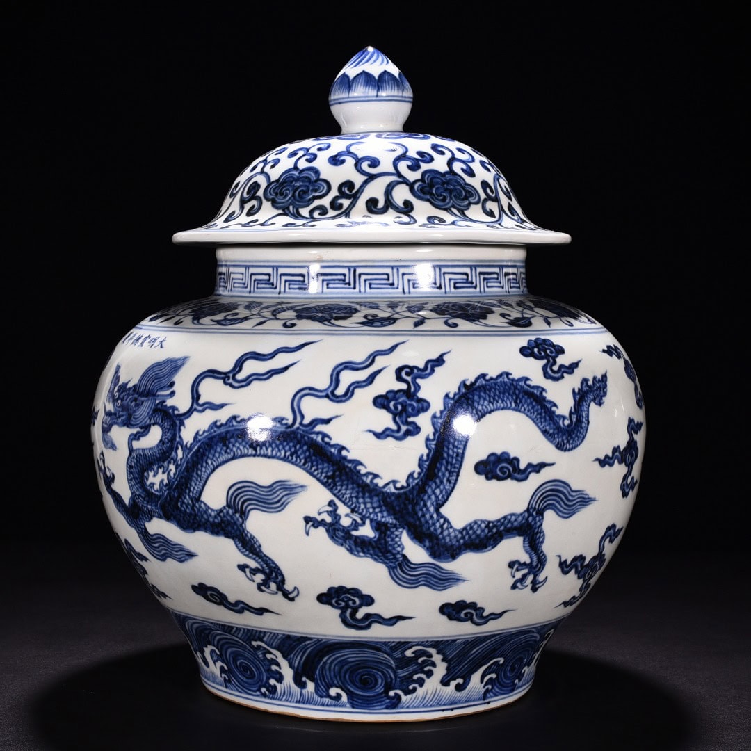 Ming Dyasty Xuande blue and white cloud and dragon pattern lid jar