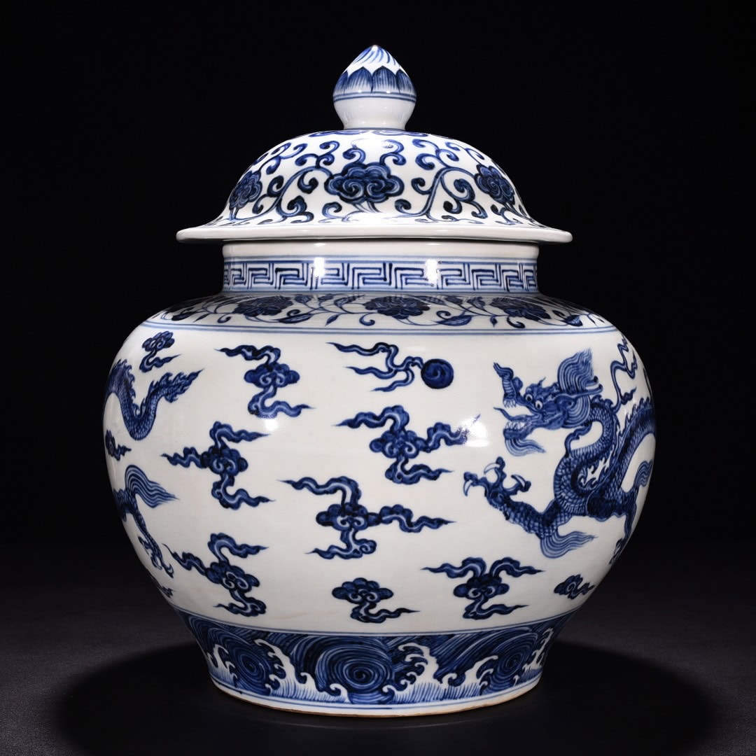 Ming Dyasty Xuande blue and white cloud and dragon pattern lid jar