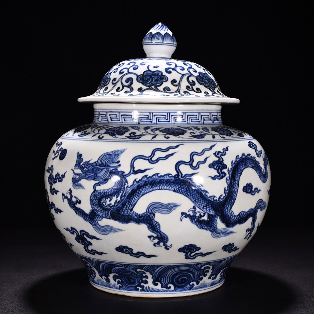 Ming Dyasty Xuande blue and white cloud and dragon pattern lid jar