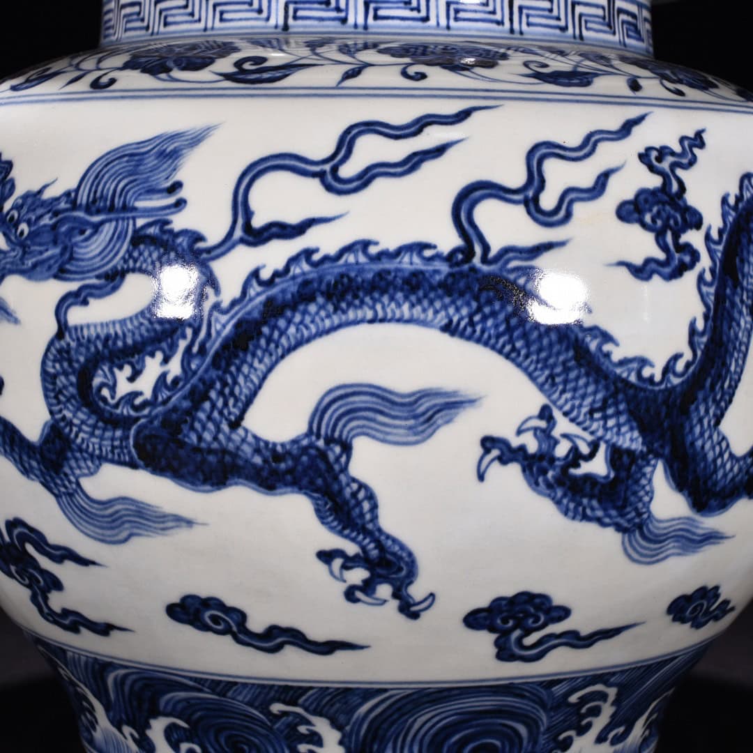 Ming Dyasty Xuande blue and white cloud and dragon pattern lid jar