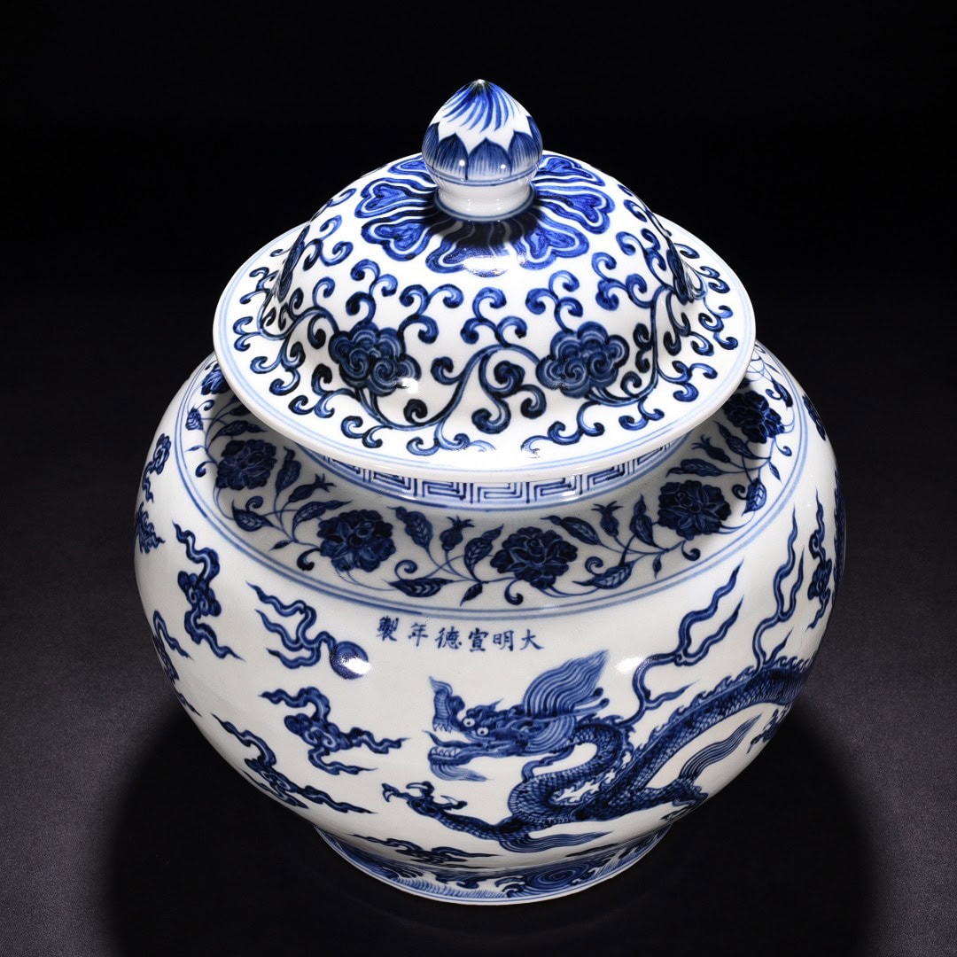 Ming Dyasty Xuande blue and white cloud and dragon pattern lid jar