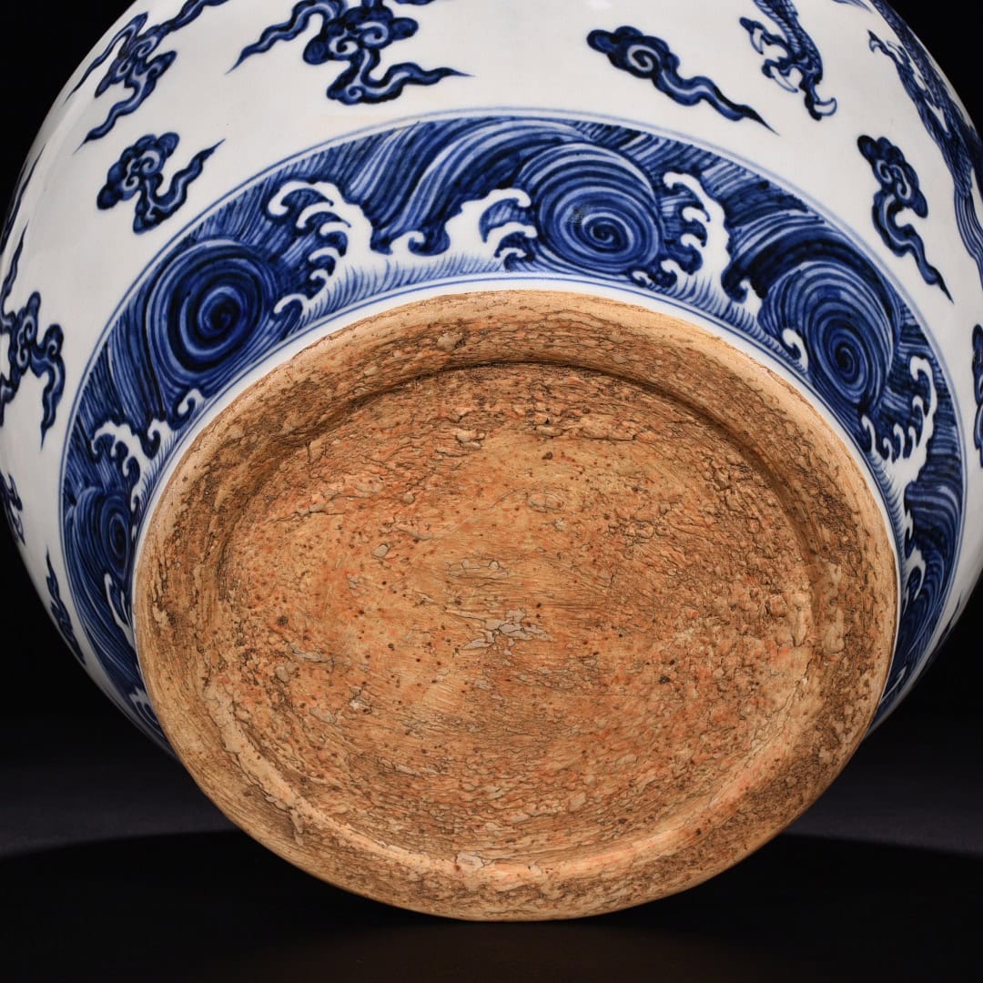 Ming Dyasty Xuande blue and white cloud and dragon pattern lid jar