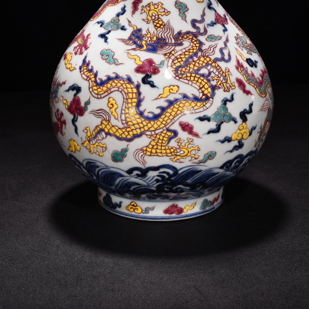 Ming Dynasty Xuande blue and white jade pot spring vase