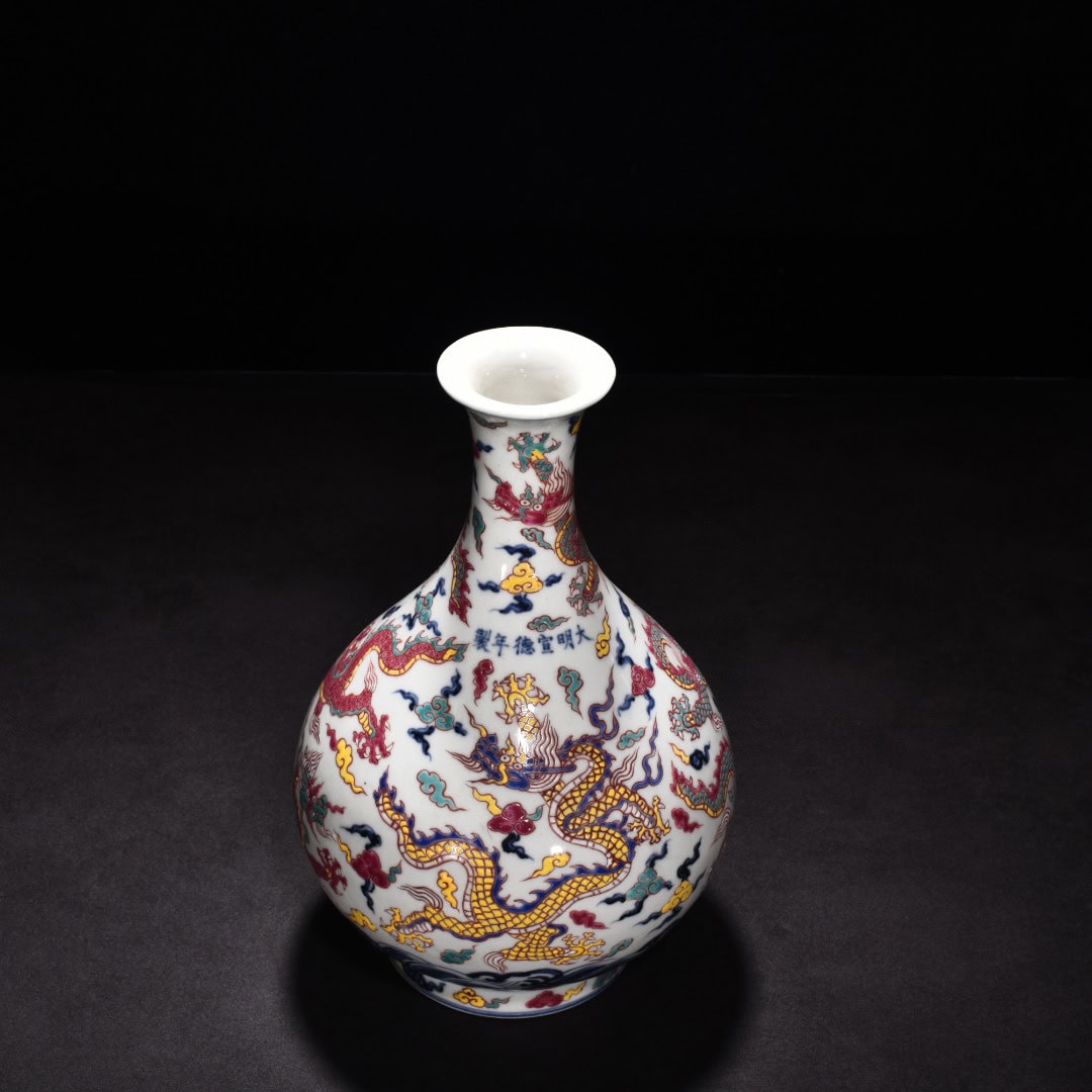 Ming Dynasty Xuande blue and white jade pot spring vase