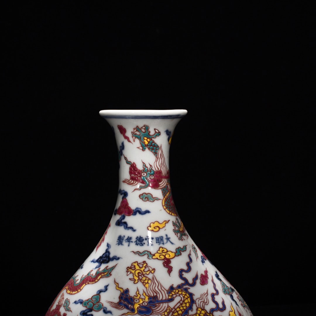 Ming Dynasty Xuande blue and white jade pot spring vase