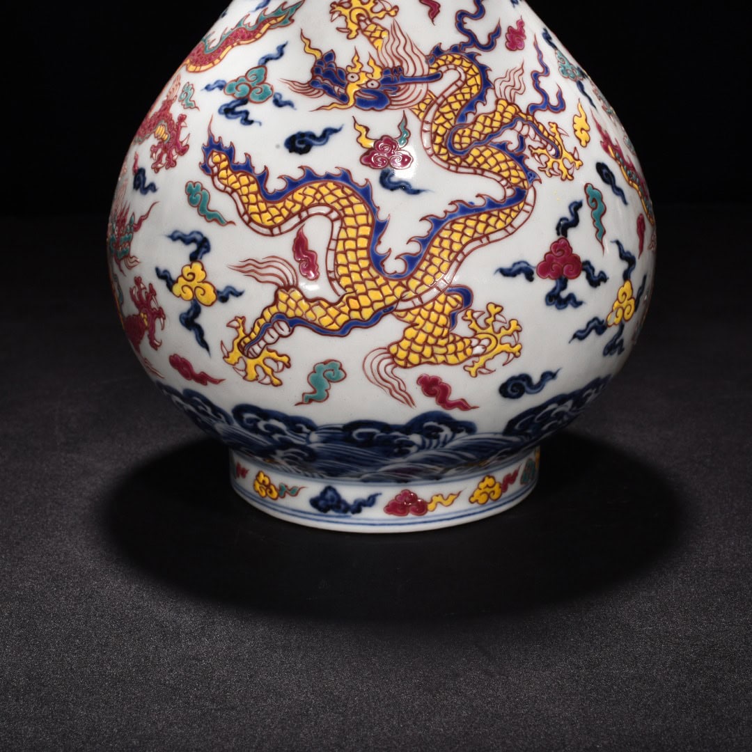 Ming Dynasty Xuande blue and white jade pot spring vase