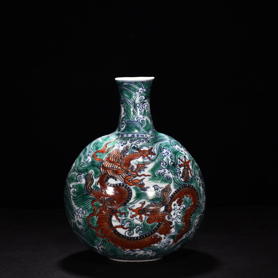 Ming Dynasty Xuande blue and white seawater flat vase