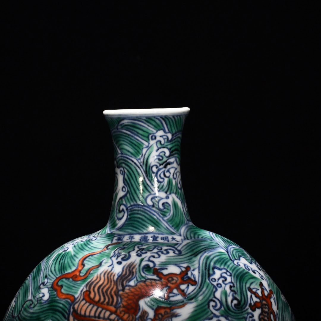 Ming Dynasty Xuande blue and white seawater flat vase
