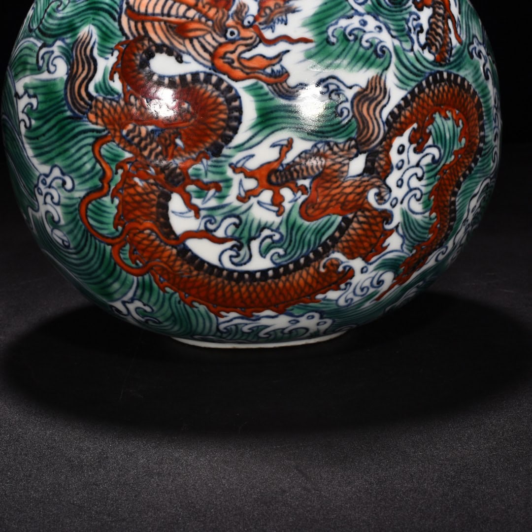 Ming Dynasty Xuande blue and white seawater flat vase