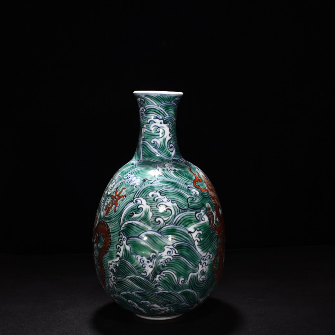 Ming Dynasty Xuande blue and white seawater flat vase