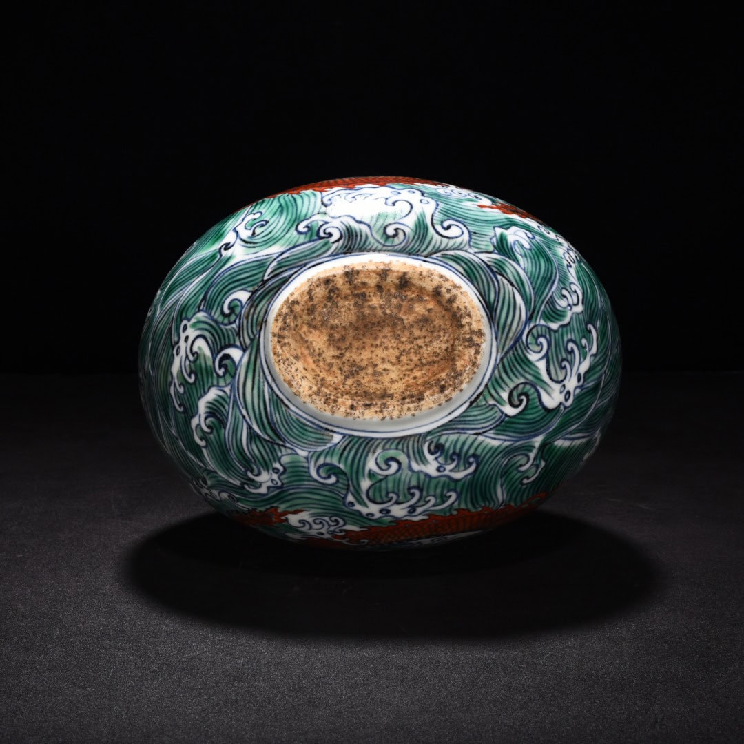 Ming Dynasty Xuande blue and white seawater flat vase