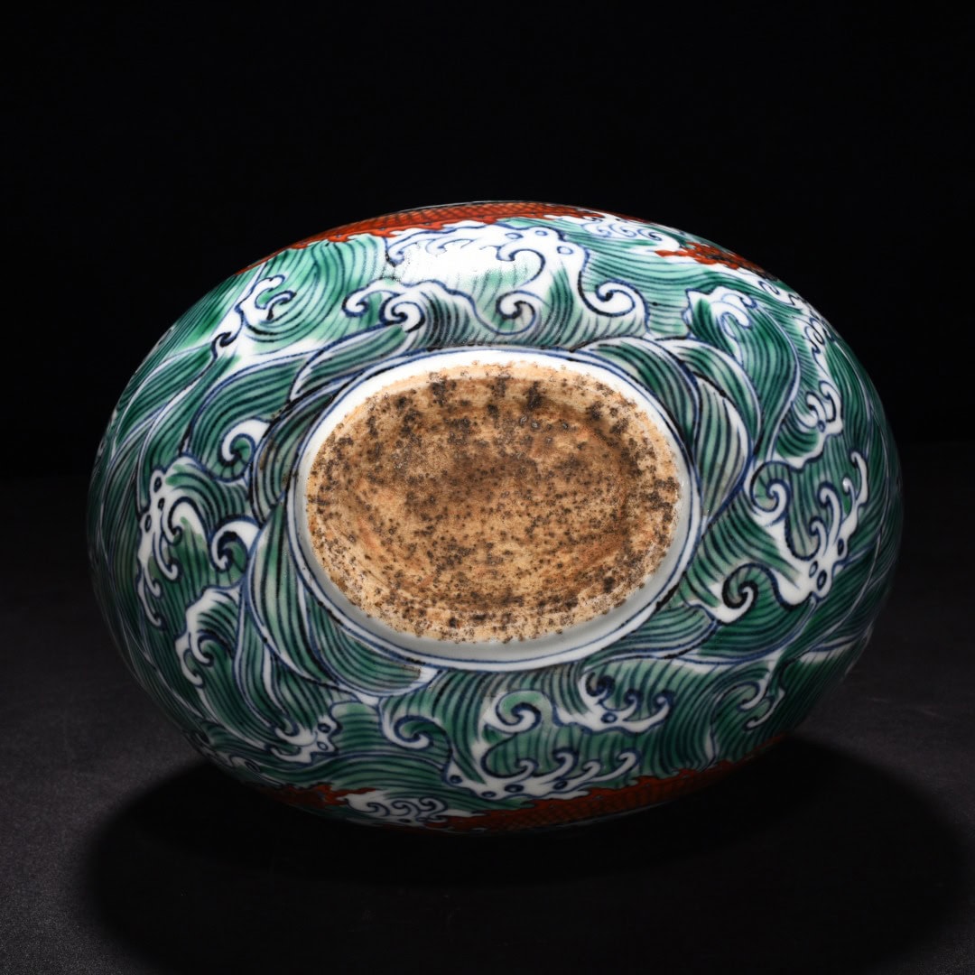 Ming Dynasty Xuande blue and white seawater flat vase