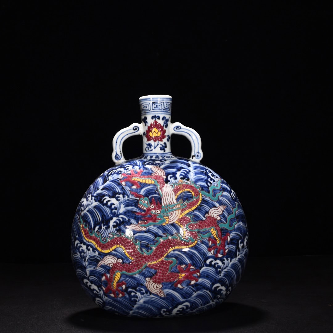 Ming Dynasty Xuande blue and white seawater flat vase