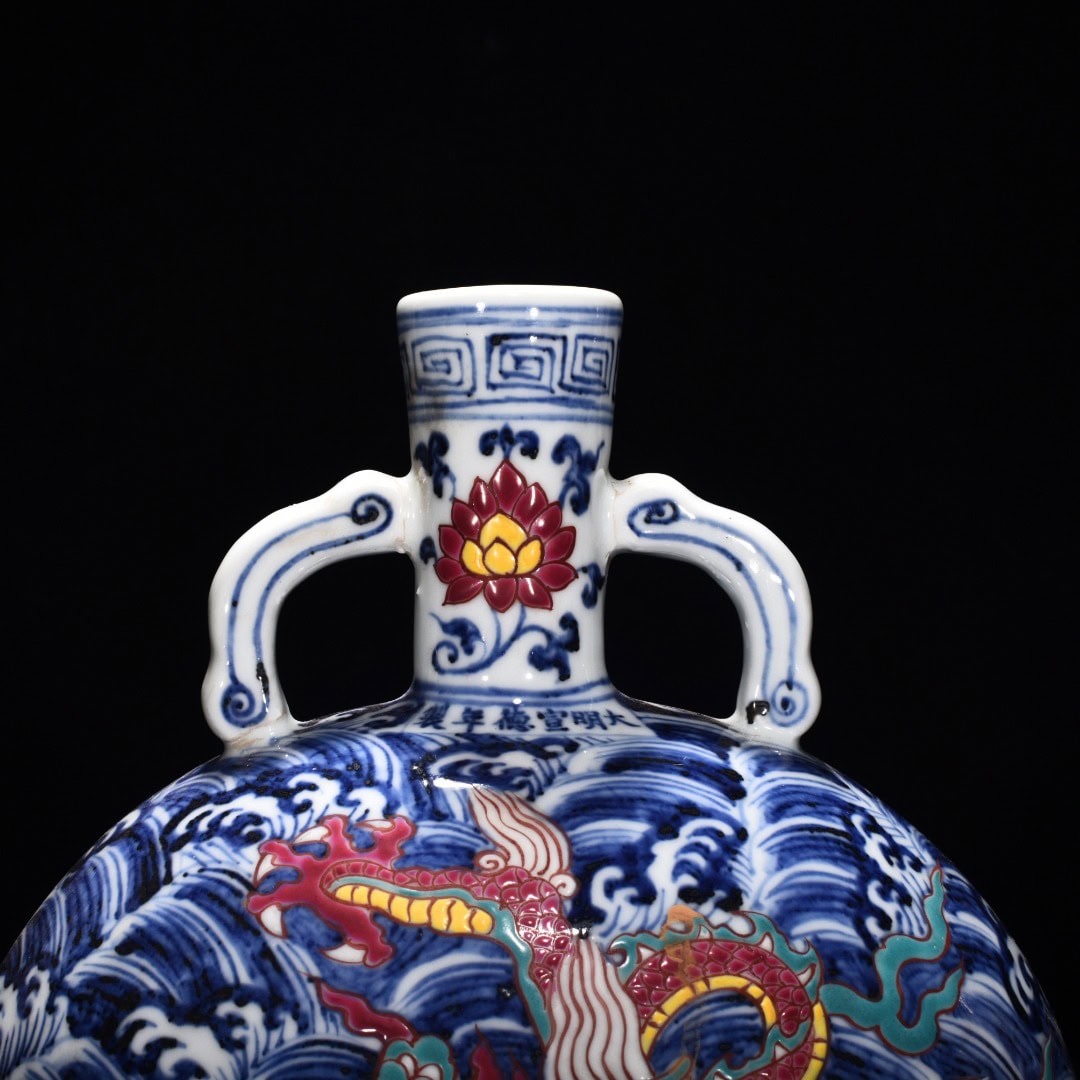 Ming Dynasty Xuande blue and white seawater flat vase